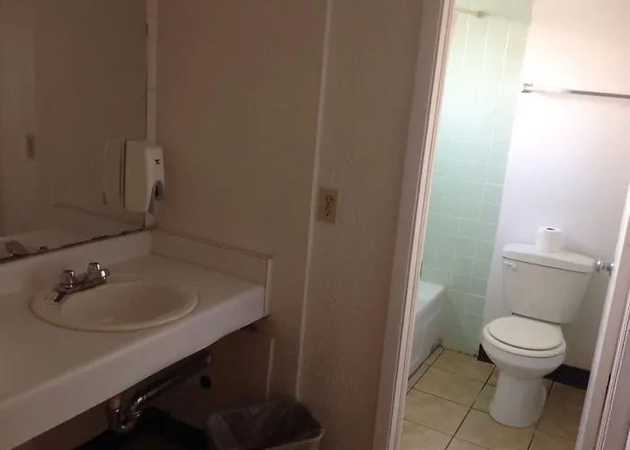 Travelodge By Wyndham Hotel Tulsa
